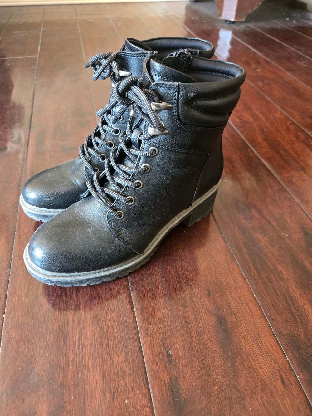 Baretraps Womens Akira Black Faux Leather Lace-Up Combat Ankle Boots Size 6M